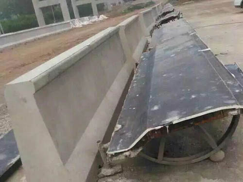 高速公路防撞墙宝威官方(中国)总部.jpg